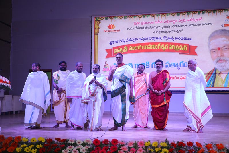 Sri Mulugu Ramalingeshwara Varaprasad Siddhanti was honoured with Jyotishyasastra Vignana Visharadha at Tummalapalli Kalakshetram, Vijayawada (26)